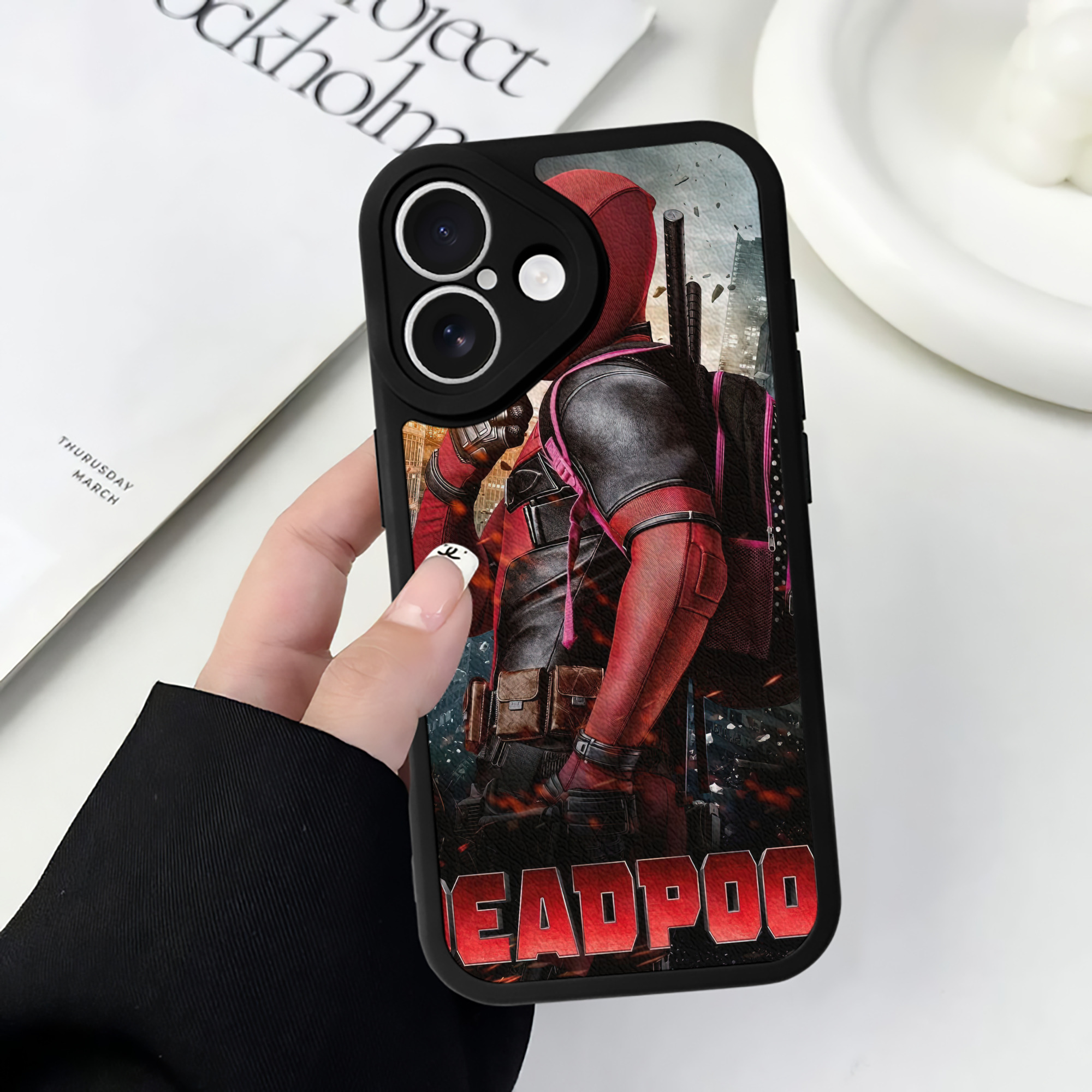 （画像用） Deadpool デッドプール 【iPhone 16シリーズ対応】シリコンスマホケース（レザー調） 材質：シリコン